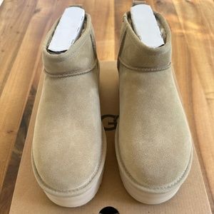 New UGG Ultra Mini Platform Boots Women’s Size 8 in Mustard Seed